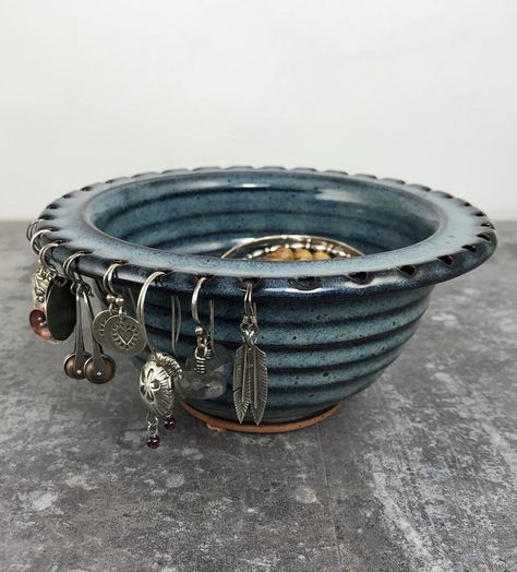 Jewelry Bowl, Cerámica Ideas, Jewelry Organizer Diy, Hand Thrown Pottery, 3d Studio, Pottery Crafts, Diy Pottery, Pottery Classes, Ceramics Pottery Art