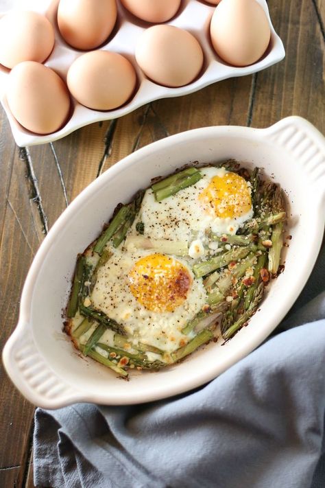 Asparagus Egg Bake Asparagus Breakfast Recipes, Asparagus Egg Bake, Grilled Asparagus Salad, Asparagus Breakfast, Recipe Asparagus, Asparagus Egg, Egg Bake, Baked Asparagus, One Skillet Meals