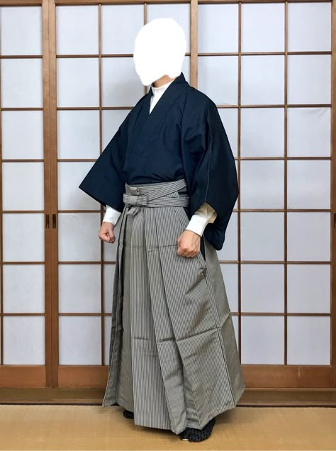 Taisho Era Fashion Men, Japanese Traditional Clothing Men, Hakama Men, 7 Trumpets, Traditional Japanese Clothes, Kimono Outfit Japanese, Japanese Hakama, Traditional Japanese Clothing, Samurai Clothing