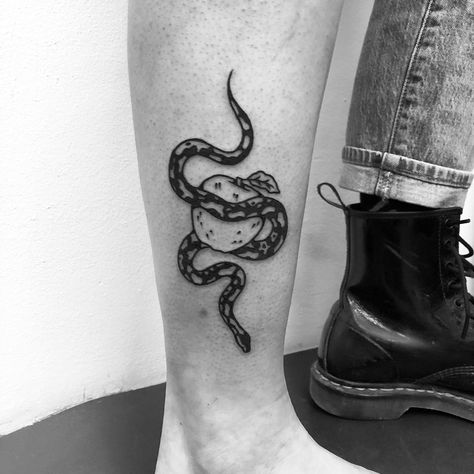 Eve Tattoo, Satanic Tattoos, Apple Tattoo, Tattoo Leg, Draw Illustration, Discreet Tattoos, Snake Tattoo, Tattoo Design Drawings, Inspirational Tattoos