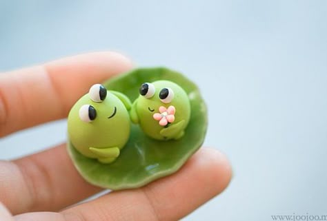 2 polymer frogs Clay Frogs, Fimo Polymer Clay, Tanah Liat, Polymer Clay Animals, Polymer Crafts, Cute Polymer Clay, For My Mom, Clay Figurine, Clay Animals