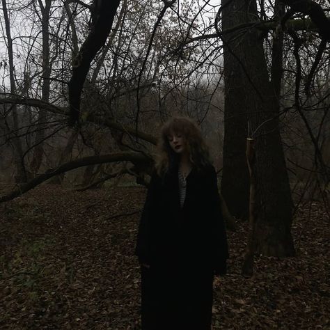 Goth Forest Aesthetic, Outdoor Grunge Aesthetic, Alt Senior Picture Ideas, Law Illustration, Gothic Photography, Prom Photoshoot, Self Photography, Shotting Photo, Season Of The Witch