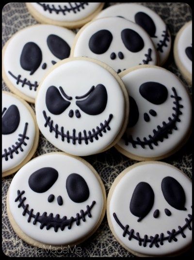 Jack-Skellington-Sugar-Cookies Snack Halloween, Halloween Backen, Dessert Halloween, Postres Halloween, Bolo Halloween, Kids Halloween Food, Halloween Cookie Recipes, Halloween Donuts, Dulces Halloween