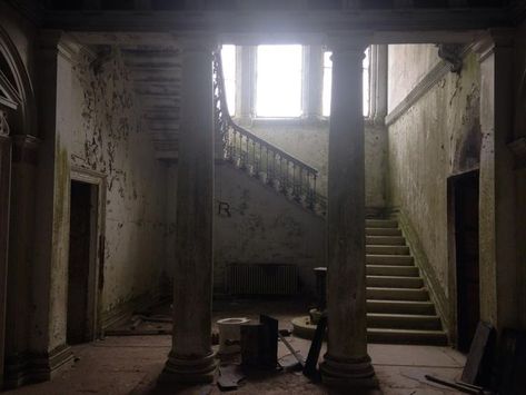 Creepy Stairs, Scary Environment, Creepy Mansion, Archive 81, Contemporary Movement, Robot World, Beautiful Abandoned Places, Eerie Places, Real Haunted Houses