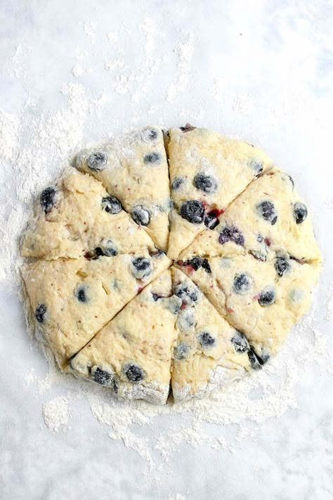 These Blueberry Scones are soft, flaky and bursting with juicy blueberries! #BlueberryScones #BlueberrySconesRecipe #SconesRecipe #SconesRecipes #SconesRecipeEasy #BrunchRecipes #BrunchIdeas #BreakfastIdeas Blueberries Sauce, Blueberry Scones Recipe, Baking Scones, Scones Recipe Easy, Homemade Scones, Scones Easy, Scones Ingredients, Scone Recipes, Blueberry Scones