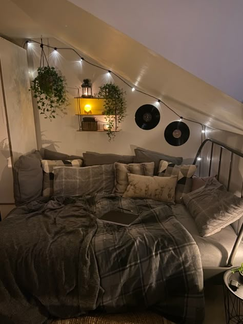 Bedroom Ideas High Ceiling, Corner Beds Ideas, Comfy Bedroom Ideas Cozy Beds, Rooms With Grey Walls, Grey Cozy Bedroom, Gray Aesthetic Room, Dark Grey Bedroom Walls, Rustic Bedroom Aesthetic, Cozy Bedroom Aesthetic Dark