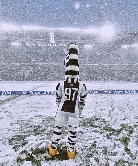 Football In Snow, Juventus Wallpapers, Juventus Stadium, Juventus Fc, Christmas Wallpaper, Winter Time, Juventus, Christmas Decor, Football