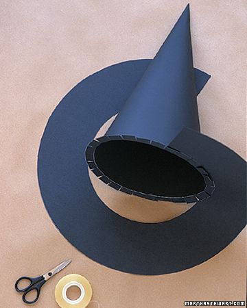 How to make a Witches' Hat http://www.marthastewart.com/268139/wizard-and-witch-costumes-witches-hats?czone=holiday%2Fhalloween-center%2Fhalloween-center-costumes&gallery=274774&slide=268139&center=1006803 Diy Witch Hat, Witch Hats Costume, Witch Hat Cookies, Felt Witch Hat, Diy Witch, Dekorasi Halloween, Witch Costumes, Anniversaire Harry Potter, Witch Diy