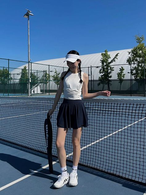 Tennis Skort Outfit, White Tennis Outfit, Black Tennis Skirt Outfit, Sport Skirt Outfit, Tennis Fits, White Workout Top, Theme Nights, Skort Outfit, Black Tennis Skirt