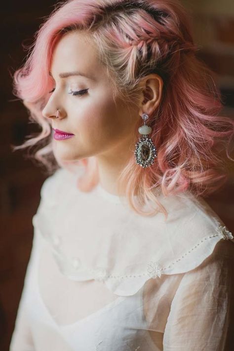 love the link hair and side braid Pink Hair Bride, Rocker Wedding, Rock N Roll Wedding, Alt Wedding, Green Wedding Colors, Rock Wedding, Alternative Bride, Hippie Love, Wedding Hair Makeup