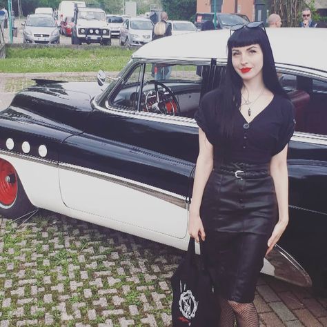 Oh, cute car! . . . #pinup #50style #vintage #bettiebangs #gothabilly #gothpinup #rockabilly #shortfringe #blackhair Gothabilly Fashion, Dita Von Teese Style, Goth Pinup, Dark Beauty Fashion, Vampire Fashion, Rockabilly Art, Goth Outfit Ideas, Rockabilly Wedding, Pinup Vintage