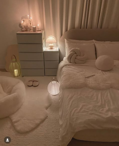 White Room Decor, Dream Apartment Decor, Redecorate Bedroom, Dream House Rooms, Cozy Room Decor, Minimalist Room, Dream Room Inspiration, Room Makeover Bedroom, Room Makeover Inspiration