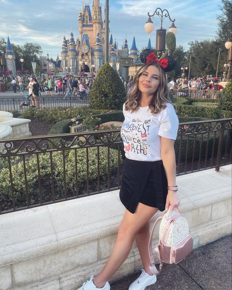 Family Outfits For Magic Kingdom, Disney Outfits Women Aesthetic, Magic Kingdom Mom Outfit, Disney Woman Outfits, Disney Outfits Women September, Disney Outfits Women Summer Plus Size, Disney Skirt Outfits, Disney Womens Outfits, Women Disney Outfits