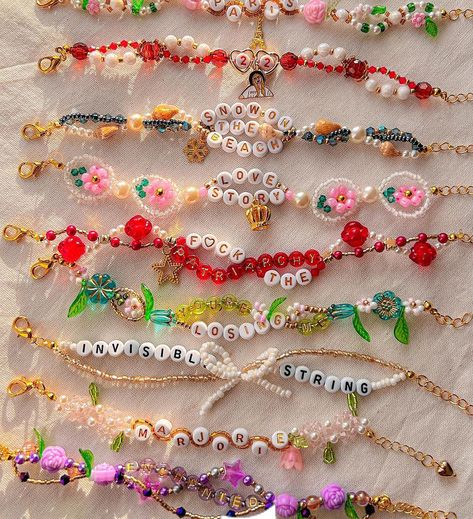 Ts Bracelet, Taylor Swift Bracelet Ideas, Eras Bracelets, Swift Bracelet, Swift Friendship Bracelets, Taylor Swift Friendship Bracelets, Friendship Bracelets Ideas, Eras Tour Bracelets, So Make The Friendship Bracelets