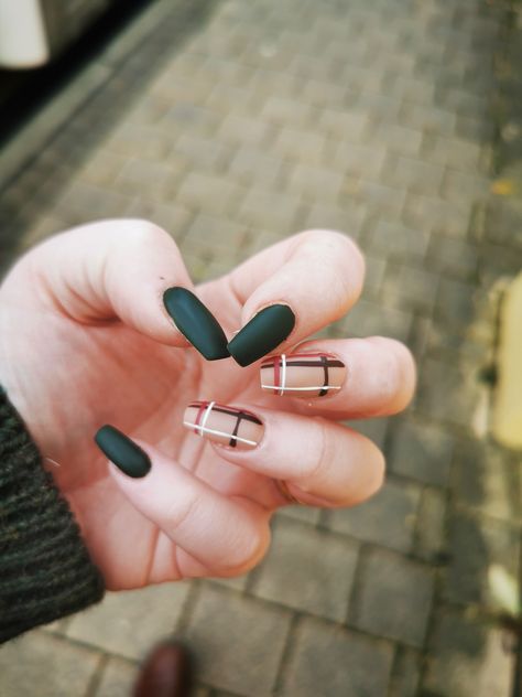 Tartan print dark green nails Nail Ideas Dark Academia, Dark Academia Nail Ideas, Squoval Nails Winter, Scottish Themed Nails, Dark Green Autumn Nails, Academia Nails Aesthetic, Dark Academia Nails Acrylic, Squoval Winter Nails, Dark Academia Nails Ideas