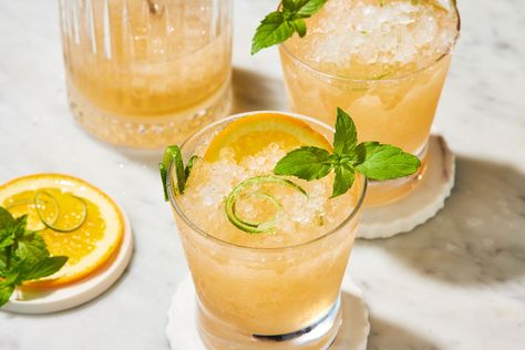 For a refreshing cocktail on a warm evening, nothing beats this a Swizzle, a rum-based cocktail that is often called "Bermuda's national drink." Mojito Recipe Classic, Rum Swizzle, Watermelon Cocktail, Chopped Pineapple, Peach Sangria, Refreshing Cocktail, Cherry Limeade, Tomato Tart, Solo Cup