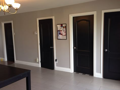 Dark Doors With White Trim Grey Walls, Grey Walls With Dark Trim, Grey Walls Black Doors White Trim, White Walls White Baseboards, Beige Walls Black Doors, Beige Walls Black Trim, Dark Brown Doors Interior, Grey Walls With Black Trim, Dark Doors With White Trim