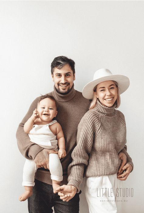 Neutral Family Picture Outfits, Neutral Family Photo Outfits, Neutral Family Photos, Indoor Family Photos, Christmas Photos Outfits, Studio Family Portraits, Family Photo Studio, Family Portrait Outfits, Christmas Family Photoshoot