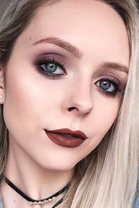 Dark Eyes With Brown Lips #brownlips #softsmokey 90s Grunge Lipstick, 90s Eyeshadow Looks, 90’s Grunge Makeup, Grunge Makeup 90s, Grunge Eyeshadow, 90's Makeup, 90s Grunge Makeup, Dark Lipstick Colors, Eyeliner Smokey