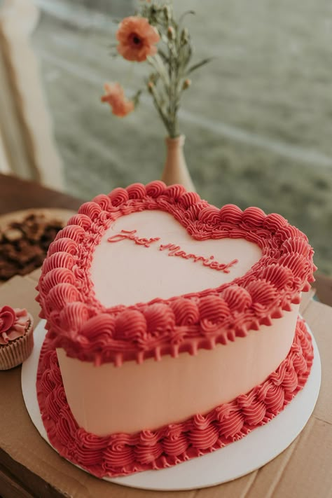 Pink heart shaped retro wedding cake for at home marquee wedding Decorating Heart Shaped Cakes, Colorful Vintage Wedding Cake, Retro Heart Wedding Cake, Wedding Cakes With Hearts, Wedding Cake Retro, Heart Shape Wedding Cakes, Vintage Heart Wedding Cake, Outdoor Carnival Games, Disco Wedding Cake