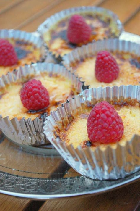 Creme Brulee Bites, Mini Creme Brulee Cups, Creme Brulee Bars, Creme Brulee Wedding, Catering Dessert Ideas, Mini Creme Brulee, Brulee Desserts, Creme Brulee Desserts, Shot Glass Desserts