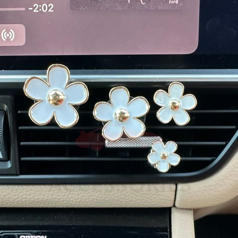 Car Dashboard Accessories, Preppy Car, Girly Car Accessories, Car Deco, Cool Car Accessories, Beetle Car, Aesthetic Car, Mom Car, Girly Car