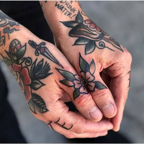 Traditional Knuckle Tattoos, Traditional Man Tattoo, Coding Tattoo, Knuckle Tattoos For Guys, Traditional Hand Tattoos, Western Hand Tattoos, Wolf Tattoo Traditional, Tattoo Daruma, Girly Hand Tattoos