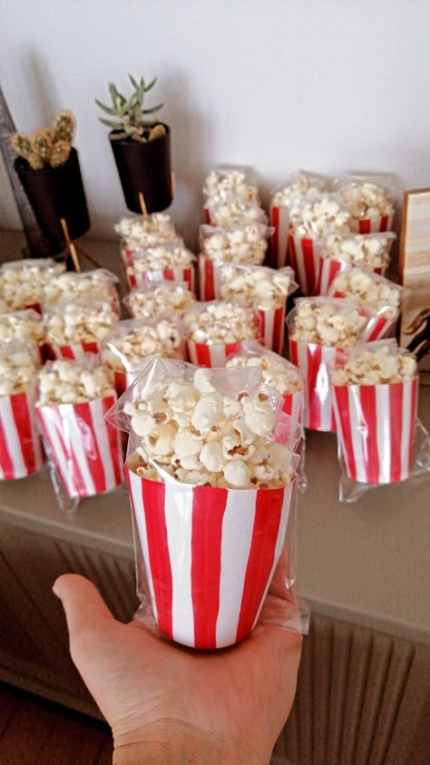 Party popcorn, movie day, birthday snack. Mini Popcorn Bags, Popcorn Birthday Favors, Movie Day Snacks, Birthday Food Ideas For Teens, Popcorn Stand Ideas, Popcorn Packaging Ideas, Popcorn Birthday Party, Popcorn Birthday, Popcorn Theme