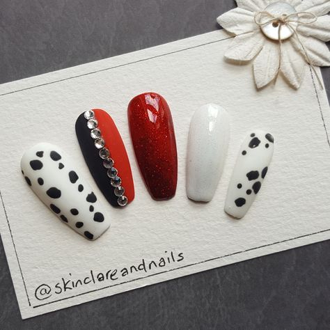 Cruella Deville Nail Art, Cruella Deville Nails, Cruella Nails, August Nails, Cruella Deville, Gel Nails Diy, Nails Diy, Street Nails, Fantasias Halloween