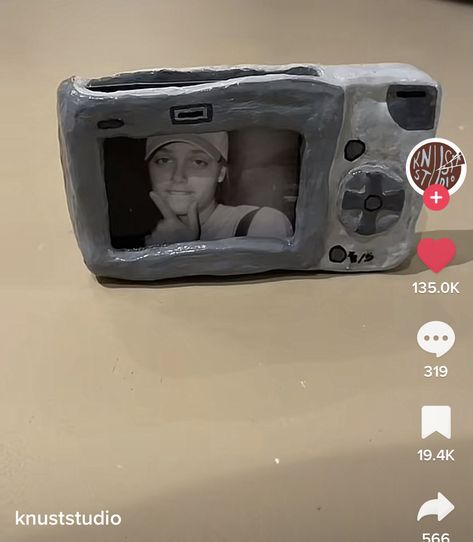 Clay Diy Gifts For Him, Clay Camera Diy, Poloroid Holder Air Dry Clay, Clay Camera Picture Frame, Camera Clay Art, Air Dry Clay Camera, Air Dry Clay Photo Frame, Picture Holder Clay, Matching Clay Ideas