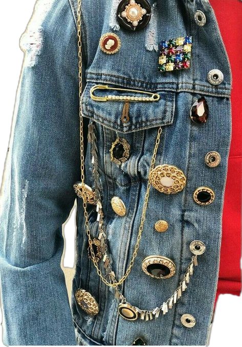 Denim Jacket With Brooch, Pins On Denim Jacket, Diy Denim Jacket, Embellished Denim Jacket, Upcycle Clothes Diy, Diy Jacket, Diy Fashion Accessories, Denim Ideas, Denim Diy