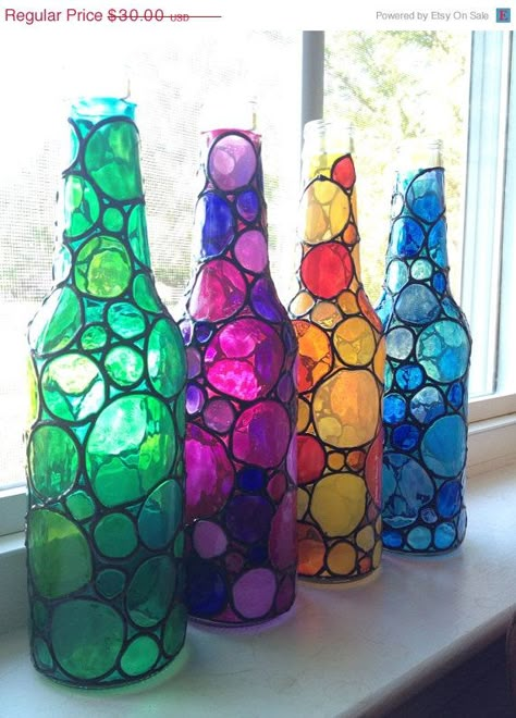 Recycled Beer Bottles, Painted Glass Bottles, زجاج ملون, Glass Painting Designs, Glass Bottles Art, Wine Bottle Art, Painted Wine Bottles, Wine Bottle Diy, Glass Bottle Crafts