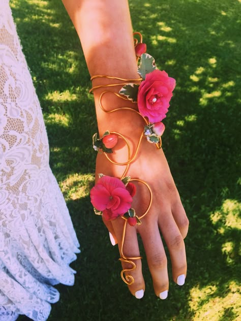 Delicate pink flower unique corsage Finger Corsage Prom, Alternative Corsage Ideas, Pretty Corsages For Prom, Prom Hand Flowers Wrist Corsage, Unique Prom Accessories, Wire Wrist Corsage Diy, Arm Cuff Corsage Prom, Homecoming Corsage And Boutonniere Pink, Corsage Prom Unique