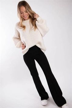 Black Flares Outfit, Plazo Outfits, Stylish Sneakers Outfit, Winter Inspo Outfits, Flare Outfit, Outfit Jean, Flare Jeans Outfit, Look Legging, Black Flare Pants