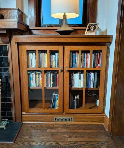 Arts And Crafts Bookcase, 1930s Built Ins, Craftsman Woodwork, Craftsman Bookcase, Craftsman Built Ins, Craftsman Cabin, Tiny Bungalow, Craftsman Living Rooms, Craftsman Style Interiors