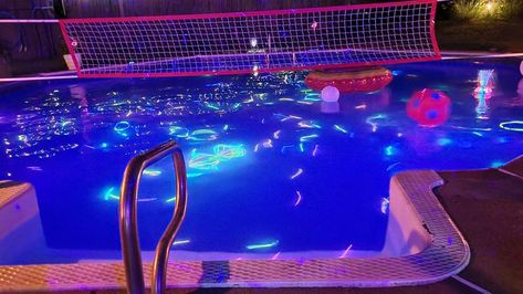 Glow Stick Pool Party - Glow In The Dark Pool Party Themes - Pool Magazine Glow Stick Pool Party, Night Pool Party Aesthetic, Glow Stick Pool, Glow Sticks In Pool, Pool Party Aesthetic, Sweet 16 Pool Parties, Neon Pool Parties, Pool Party Snacks, Night Pool Party