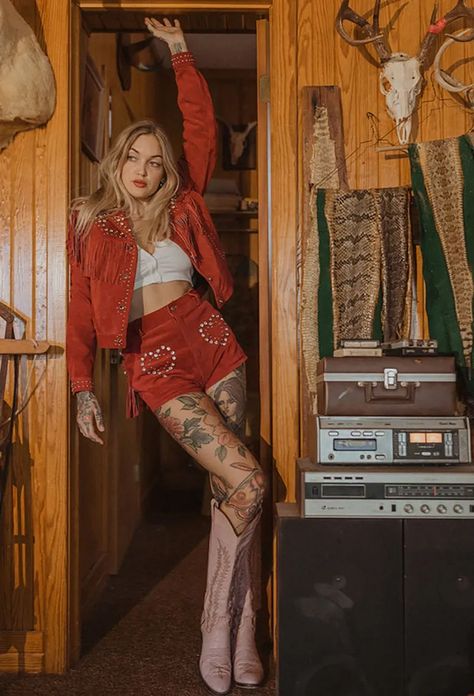 Cowgirl-Inspired Style At Its Best From Understated Leather 70s Western Photoshoot, Feral 70s Country Babe Aesthetic, Cowgirl Cute Outfits, Spring Cowgirl Aesthetic, Western Bodiour Photos, Vegas Cowgirl Aesthetic, Rock Western Outfit, 70s Western Fashion Women, Desert Cowgirl Aesthetic