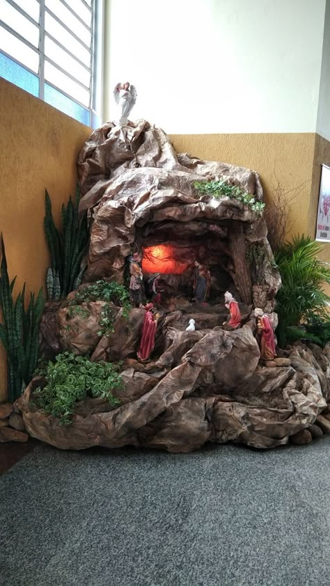 Christmas Kudil Ideas, Christmas Cave Ideas, Decoracion Escaleras Navidad Ideas, Christmas Crib Ideas Nativity Scenes, Pesebres Navidad Ideas Grandes, Pesebres Navidad Ideas Originales, Pesebres Navidad Ideas, Christmas Nativity Scene Diy, Christmas Cave