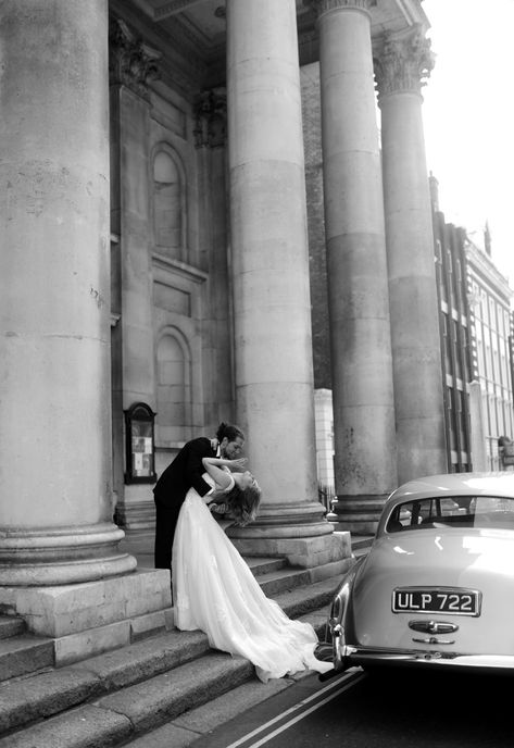 1950s Bride, Old Car Wedding, Rolls Royce Wedding Pictures, 1950s Wedding Theme, Old Car Wedding Photos, Black And White Wedding Photos Vintage, Classic Car Wedding Photos, Just Married Classic Car, Old School Car Wedding Photos