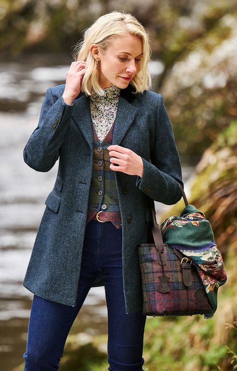 Ladies Modern Cheltenham Jacket - House of Bruar Scottish Fashion Woman, Scottish Outfit Women, Irish Fashion Women, British Style Women Outfits, Ladies Tweed Jacket, Countryside Outfit, Winter Date Outfits, Vintage Academia, Irish Clothing