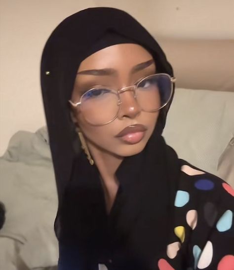 Hijabi With Glasses, Black Hijabi Aesthetic, Somali Girl Aesthetic, Somali Girls Hijab, Hijabi Reference, Black Hijabis, Black Muslim Women, Pretty Hijabi, Black Hijabi Girl