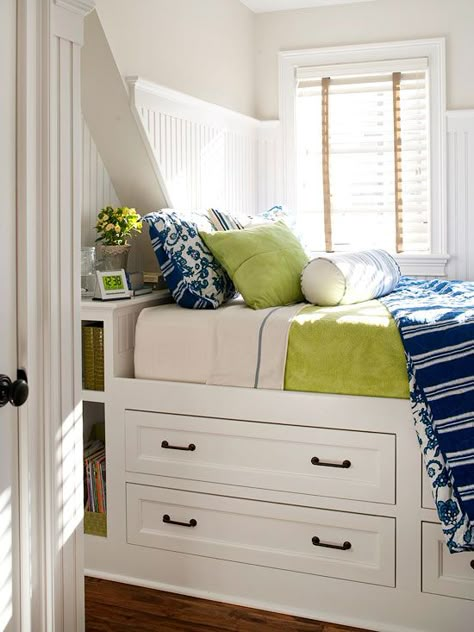 Add storage and function to a guest room with these ideas: http://www.bhg.com/home-improvement/remodeling/budget-remodels/get-your-home-ready-for-guests/?socsrc=bhgpin101714storageandfunction&page=6 Small Bedroom Furniture, Small Space Bedroom, Home Staging Tips, Small Bedroom Designs, Bed With Drawers, Modern Bed, Bedroom Storage, Design Living Room, Bed Storage