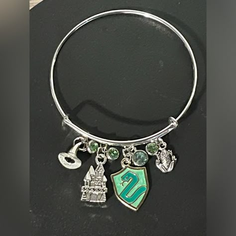 Perfect For Any Harry Potter Enthusiasts, This Handmade Bracelet Boasts A Stunning Slytherin Crest Charm In Enamel, Complemented By A Selection Of Charms Including A Castle, Sorting Hat, Frog, And Green Gem Accents, All Carefully Crafted To Create A Truly Unique Piece Of Jewelry. Harry Potter Slytherin Stuff, Slytherin Bracelet, Slytherin Merch, Hogwarts Jewelry, Slytherin Accessories, Slytherin Necklace, Slytherin Jewelry, Booktok Merch, Harry Potter Iphone Wallpaper