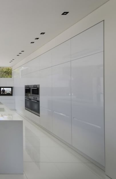 Laurel Way house in Beverly Hills by Whipple Russell Architects _ Gloss White Kitchen, High Gloss White Kitchen, Minimalism Kitchen, White Kitchen Designs, House In Beverly Hills, White Gloss Kitchen, Kitchen Design Gallery, Depth Effect, White Kitchens