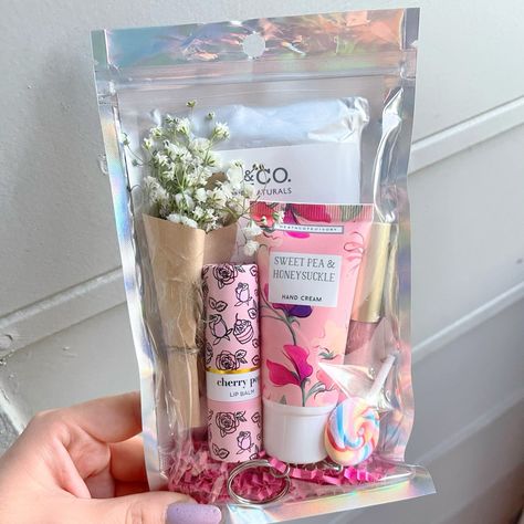 How Cute Is This Self-Care Bundle ? It Even Includes A Small Bouquet Of Dry Baby Breath. Get Yours Today !! Comes With: Lipgloss, Lipbalm, Face Mask, Lollipop Keychain, Baby Breath Petite Bouq. ( What You Get Is Random And Based On What’s In Stock ) <3 Bundles Small Business, Spring Break Survival Kit, Bundle Box Ideas, Mini Gift Bags Ideas, Skincare Gift Ideas, Spa Care Package Ideas, Gifts To Get For Your Best Friend, Self Care Goodie Bags, Makeup Box Gift Ideas