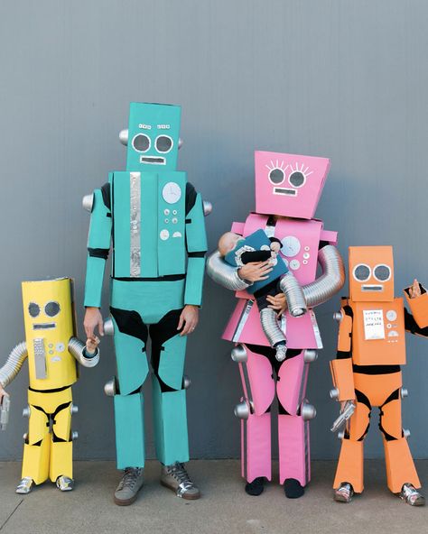 déguisement halloween diy adulte robot Easy Robot Costume, Cardboard Robot Costume, Robot Costume Diy, Robot Outfit, Robot Halloween Costume, 3 People Halloween Costumes, Matching Family Halloween Costumes, Theme Costumes, Family Costumes Diy