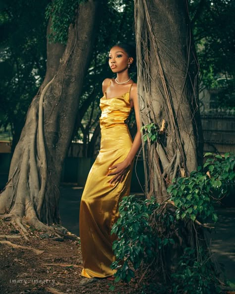 Cute black lady posing in the woods Outdoor Birthday Photoshoot Black Women, Black Woman Fall Photoshoot, Forest Fashion Photoshoot, Outdoor Formal Photoshoot, Garden Poses Photography, Fashion Nature Photoshoot, Baddie Outdoor Photoshoot, Park Photoshoot Black Women, Posing Ideas For Women Outdoor