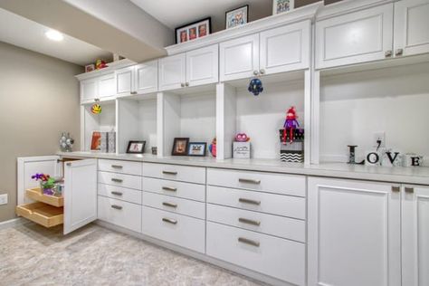 Modern Craft Room, Showplace Cabinets, Room Setup Ideas, Basement Craft Rooms, Office Craft Room Combo, Contemporary Basement, Small Craft Rooms, Sewing Room Design, Dream Craft Room