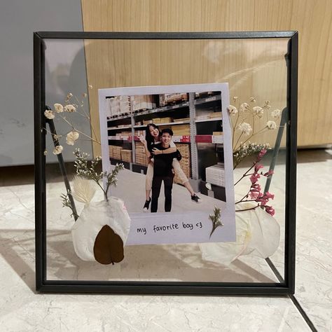 Valentine Gifts For Him Ideas, Cute Gifts With Pictures, Photo Boyfriend Gift, Couple Picture Gift Ideas, Valentines Frame Ideas, Diy Gifts For Boyfriend Birthday Picture Frames Cute Ideas, Boyfriend Picture Gift Ideas, Boyfriend Frame Ideas, Couple Picture Frame Ideas