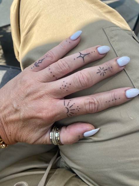 Healed Finger Tattoos, Ornament Tattoos, Best Female Tattoos, Tattoos On Hand, Cute Finger Tattoos, Small Finger Tattoos, Finger Tattoo For Women, Finger Tats, Finger Hands